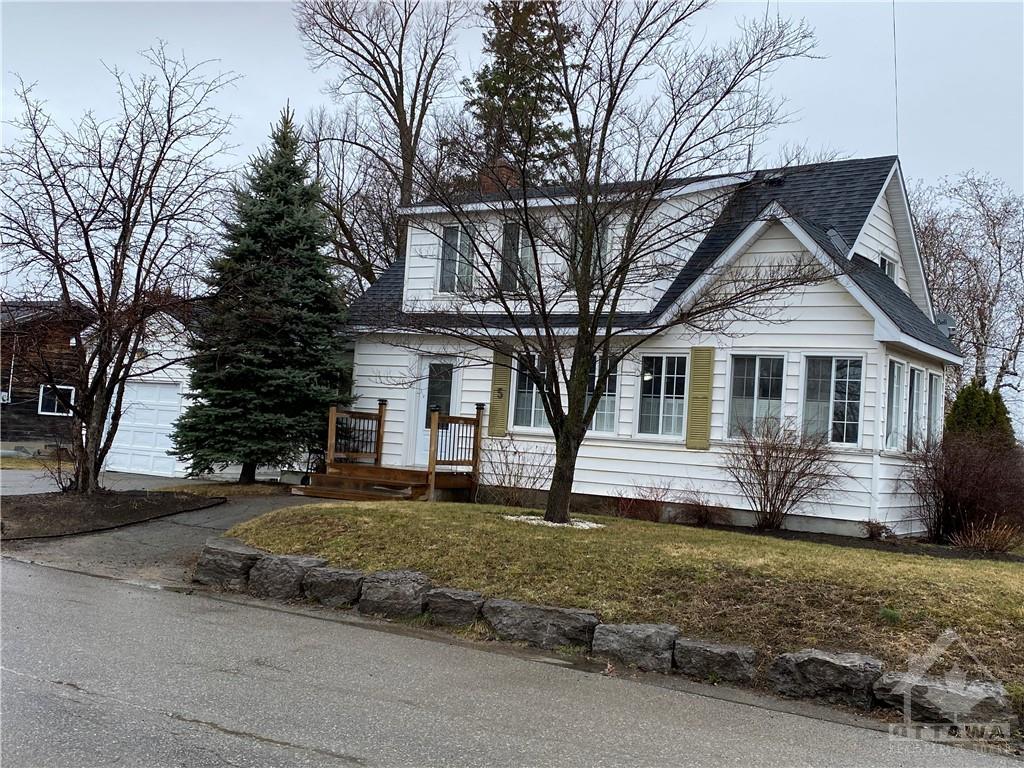5 Stadaconna St, McNab/Braeside, ON